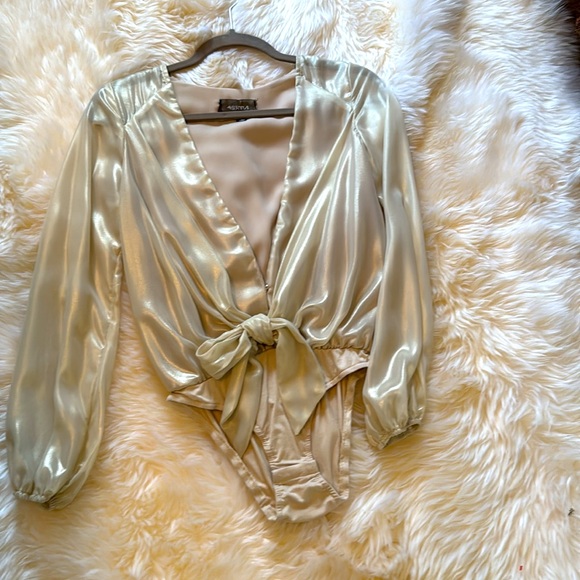 4S13NNA Champagne Metallic Bodysuit w/ Deep V-Neck, Puffed Sleeves & Sash - Picture 2 of 11
